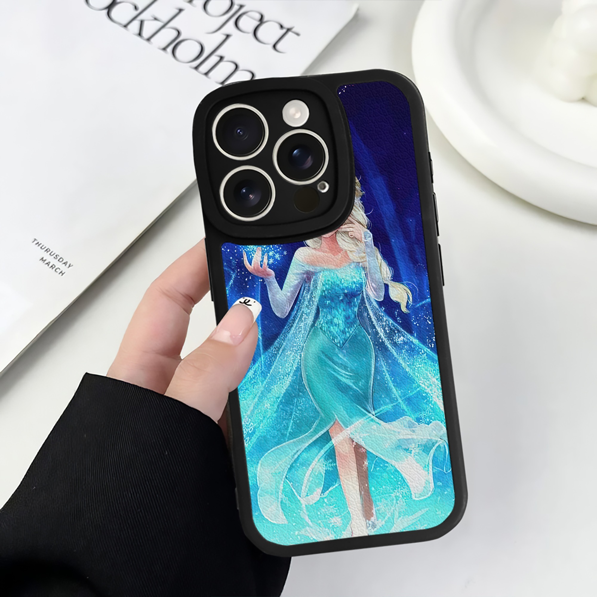 （画像用） アナと雪の女王 アンナ エルサ Frozen Anna Elsa 【iPhone 16シリーズ対応】シリコンスマホケース（レザー調） 材質：シリコン